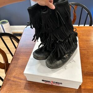 Minnetonka Black Suede Fringe Boots size 8